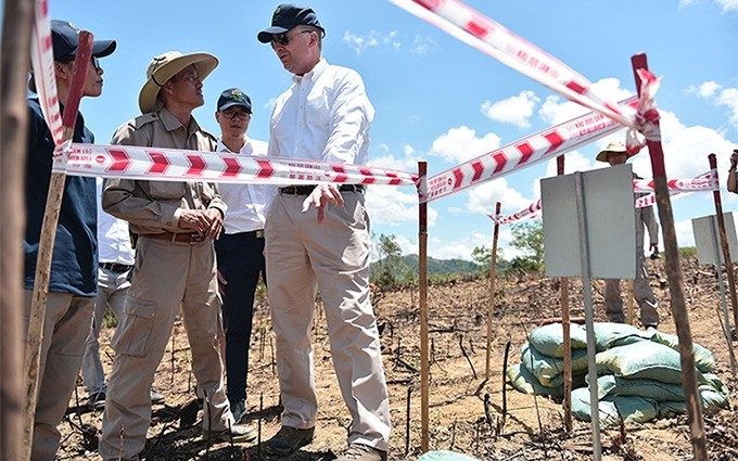 El embajador de Estados Unidos en Vietnam, Daniel J. Kritenbrink (derecha) en un sitio de dectección y remoción de minas y bombas en la central provincia vietnamita de Quang Tri.