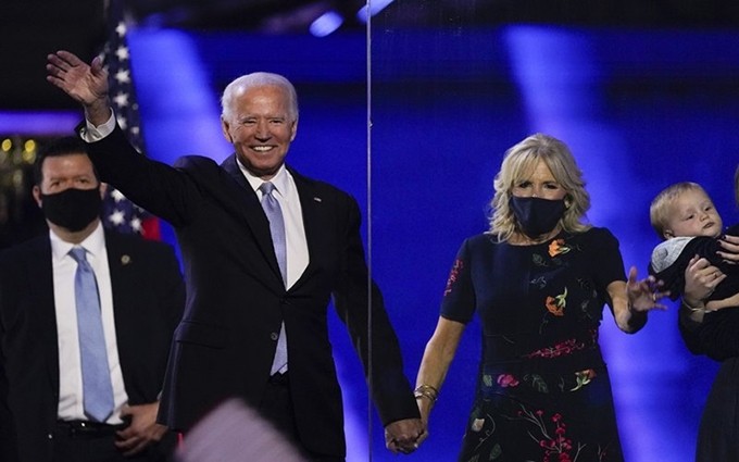 Joe Biden y su esposa saludan durante la celebración de la victoria, en Wilmington, Delaware (EE.UU.), el 7 de noviembre.  . (Fotografía: AP) 