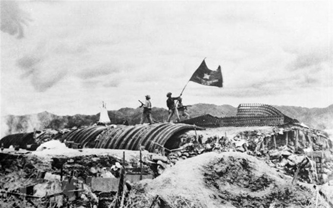 La tarde del 7 de mayo de 1954, la Bandera de Victoria del Ejército Popular de Vietnam ondea en el techo del túnel del general De Castries, marcando el triunfo de la histórica campaña de Dien Bien Phu. (Fotografía: VNA)
