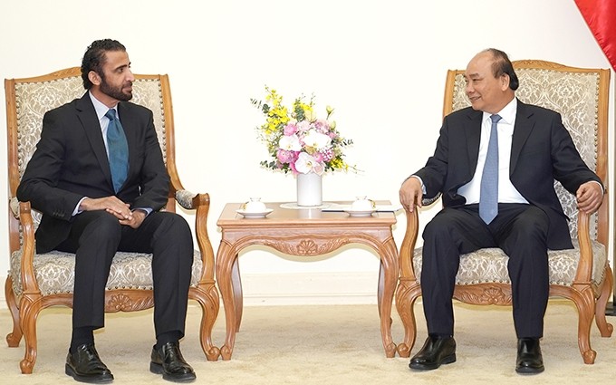 El primer ministro de Vietnam, Nguyen Xuan Phuc (D), se reúne con el director ejecutivo de la Corporación de Inversión de Dubái, Mohammed Ibrahim Al Shaibani. (Fotografía: VGP/Quang Hieu)