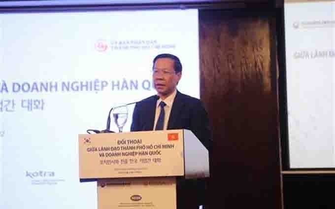 Phan Van Mai, presidente del Comité Popular de Ciudad Ho Chi Minh, habla en la cita. (Fotografía: VNA) 