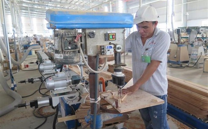 Producción de muebles de madera para exportaciones al mercado estadounidense en la empresa de Trieu Phu Loc, en la provincia sureña de Binh Duong. (Fotografía: VNA) 