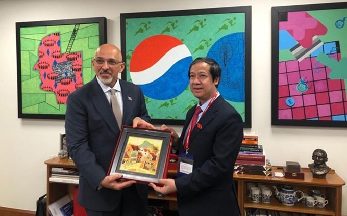 El ministro de Educación y Formación de Vietnam, Nguyen Kim Son (D), y su homólogo británico, Nadhim Zahawi. (Fotografía: VNA)