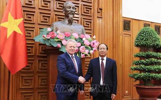 El viceprimer ministro de Vietnam Le Van Thanh recibe a Janusz Wojciechowski, alto comisionado para la agricultura de la UE. (Fotografía: VNA)