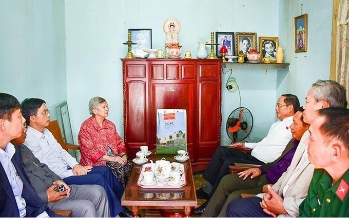 El teniente general superior Tran Quang Phuong entregó obsequios a la familia de Nguyen Thi Duyen, esposa de un mártir en la circunscripción 4, ciudad de Da Lat. (Fotografía: Nhan Dan)