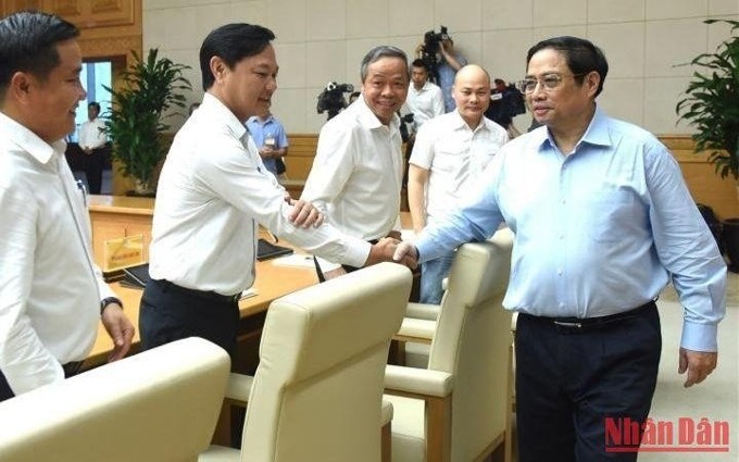 El primer ministro de Vietnam, Pham Minh Chinh, y los delegados al encuentro. (Fotografía: Nhan Dan)