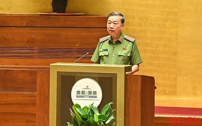 El ministro de Seguridad Pública, To Lam pronuncia un discurso para iniciar el ciclo de preguntas y respuestas. (Fotografía: Nhan Dan)