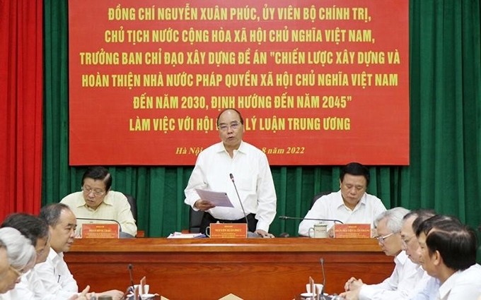 El presidente Nguyen Xuan Phuc (de pie) en la sesión. (Fotografía: VNA)