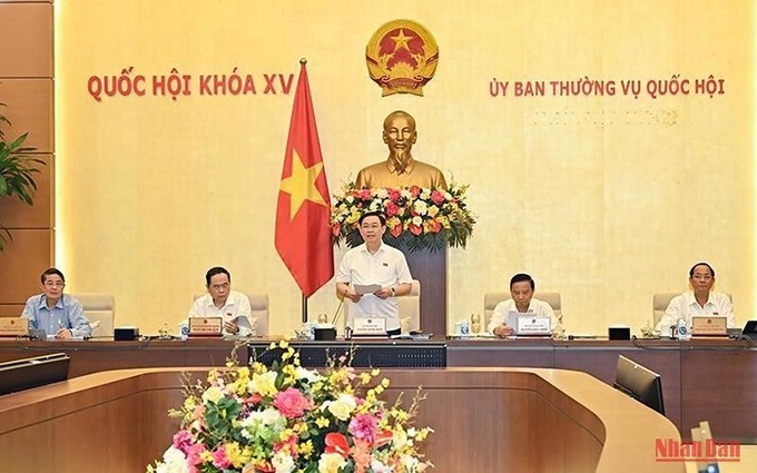 El presidente de la Asamblea Nacional, Vuong Dinh Hue, y los vicepresidentes del órgano legislativo presiden la reunión. (Fotografía: Nhan Dan)