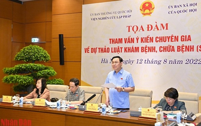 El presidente de la Asamblea Nacional Vuong Dinh Hue habla en el evento. (Fotografía: Nhan Dan)