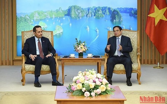 El primer ministro de Vietnam, Pham Minh Chinh y el viceprimer ministro y canciller de Qatar, Sheikh Mohammed bin Abdulrahman Al-Thani.  (Fotografía: Nhan Dan)