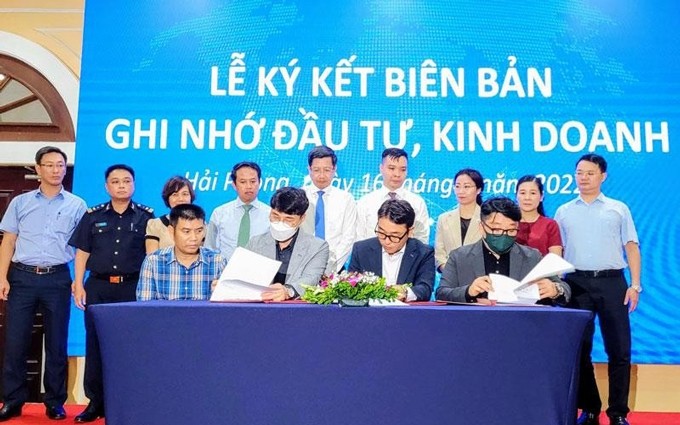 Acto de firma de la cooperación bilateral. (Fotografía: Nhan Dan)