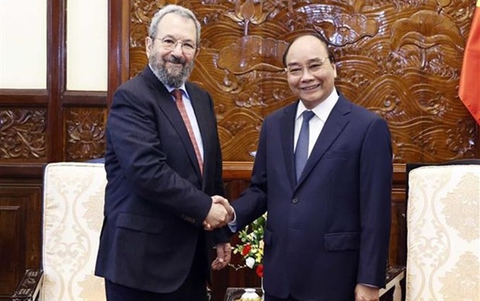 El presidente de Vietnam, Nguyen Xuan Phuc (derecha), recibe al exprimer ministro israelí Ehud Barak. (Fotografía: VNA)