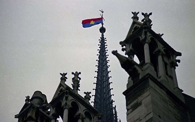 La bandera del Frente Nacional de Liberación de Vietnam del Sur ondea sobre la Catedral de Notre Dame. (Fotografía: AP)
