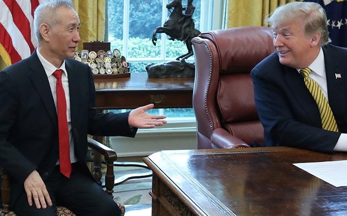 El viceprimer ministro chino, Liu He (izquierda) conversa con el presidente de EE.UU, Donald Trump, en la Casa Blanca. (Fotografía: Reuters)