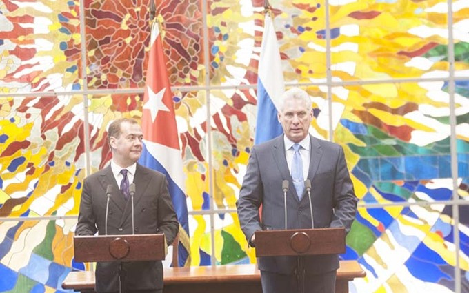  El presidente de la República de Cuba, Miguel Díaz-Canel Bermúdez (D), y el primer ministro de Rusia, Dimitri Medvedev. (Fotografía: prensa-latina.cu)